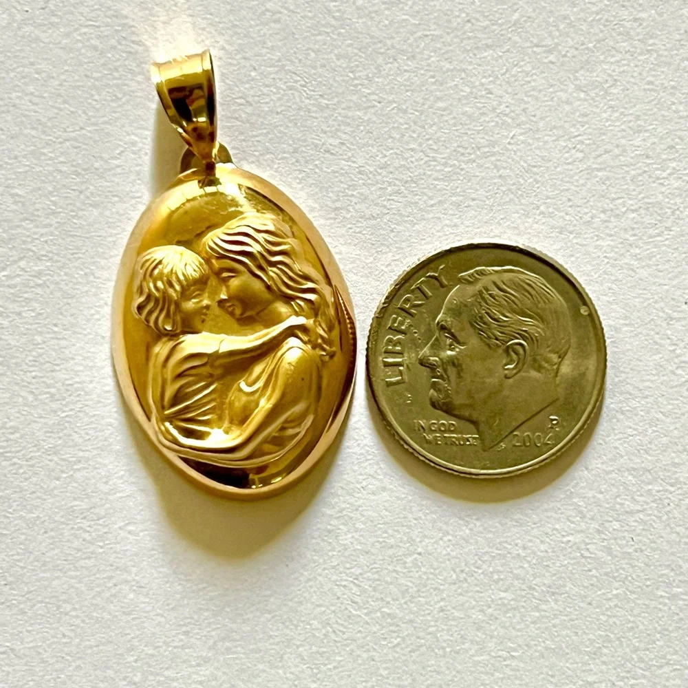 14K Yellow Gold Mother & Child Oval Pendant 1.55g 26x18mm Religious